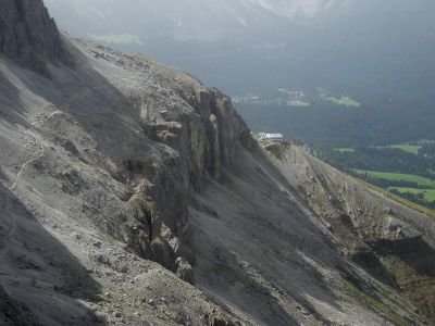 011-Die Rosengartenhuette vom Santnerpass-Klettersteig